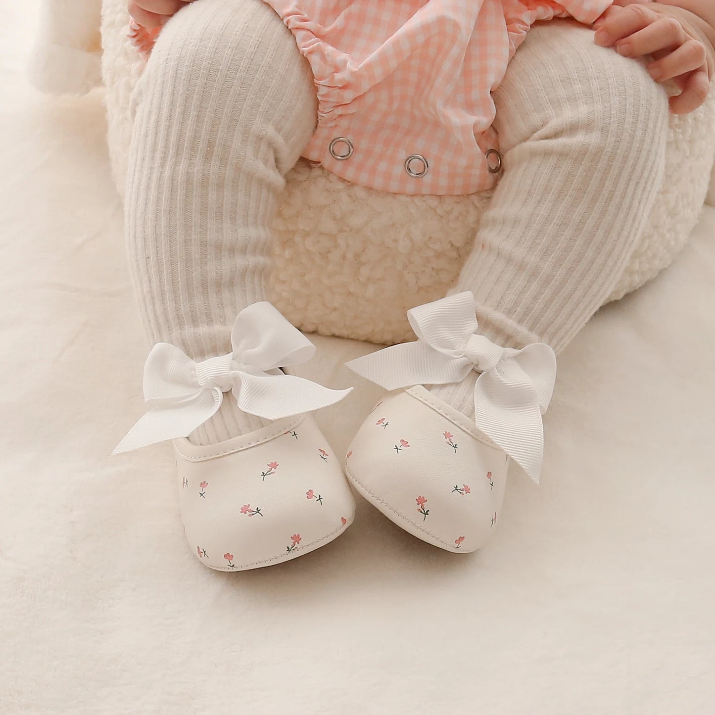 Sandales Blanches Déco Floral et Nœud papillon